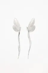 Aros colgantes plateados con forma de alas de mariposa y flecos de cadenas finas.