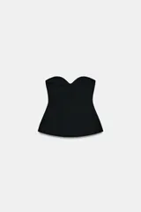 Top tipo corset de color negro con escote corazón y diseño strapless.