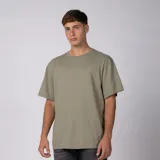 Remera básica de algodón color verde militar, con cuello redondo y diseño liso de corte regular.