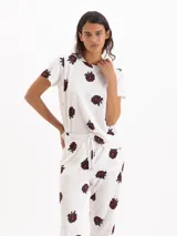 Remera de calce regular, con escote redondo y mangas cortas, confeccionada en tejido de punto con estampa full print.