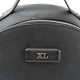 Mochila negra de símil cuero con cierre superior y bolsillo frontal con cierre. Tiene un compartimento principal con un bolsillo interno con cierre. Las correas son regulables y tiene un asa fija. El logo de XL Extra Large está al frente.