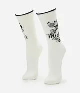 Medias de caña larga color blanco con borde superior negro, confeccionadas en tejido acanalado. Presentan un estampado lateral de Mickey Mouse con lettering en color negro.