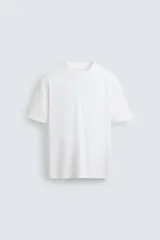 Camiseta de algodón de peso medio, color blanco, con cuello redondo y manga corta.