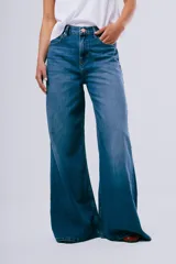 Jean Widi de corte wide leg y tiro alto, color negro, con diseño amplio y fluido.