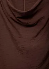 Vestido corto de modal con textura, cuello drapeado y diseño entallado con cintura drapeada. Presenta cierre de cremallera en la parte posterior.