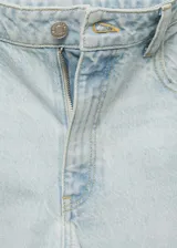 Jeans de tiro alto con corte mom-fit, confeccionados en tejido de algodón estilo vaquero. Presentan cierre de cremallera y botón, trabillas para cinturón y diseño clásico de cinco bolsillos.