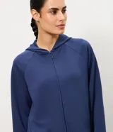 Campera deportiva Get Over de modal canelado color lila, con capucha, cierre frontal con cremallera, mangas largas raglán y puños elastizados.