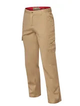 Pantalon cargo de corte relajado color beige, con bolsillos laterales tipo cargo y bolsillos frontales. Confeccionado en una mezcla de algodón, tencel y elastano, presenta cierre frontal con botón y presillas para cinturón.