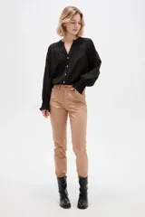 Pantalón jean skinny de calce medio, color negro.