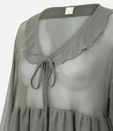 Blusa de tul transparente color verde oliva, con diseño de volados en el frente, escote en V con lazo y borlas decorativas, y mangas largas amplias con puños elásticos.