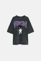 Camiseta de cuello redondo y manga corta con efecto lavado. Presenta una estampa frontal del personaje Wednesday con letras en color violeta.
