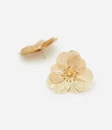 Aros tipo botón dorados con forma de flor con pétalos arrugados.