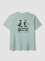 Camiseta blanca de algodón orgánico, con corte oversize, cuello redondo y manguita corta. Presenta un pequeño estampado rojo en el lateral superior izquierdo con la frase 'Go Out And Slide' y caracteres en japonés junto a una ilustración de dos personas cargando una tabla de surf.