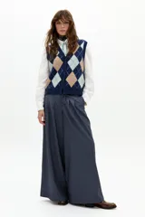 Pantalón culotte azul piedra, de tiro alto, con pinzas en la cintura y piernas anchas. Presenta sutiles rayas bordó y bolsillos laterales.