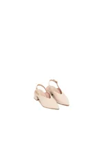 Zapato de tacón medio y punta fina en charol color off-white, con diseño destalonado y tira ajustable con hebilla dorada en el talón.