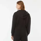 Buzo negro cropped con capucha, cierre frontal y bolsillo tipo canguro.