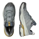Championes de trekking Salomon X Ultra 360, de color negro y gris, con sistema de ajuste rápido de cordones Quicklace, suela Contagrip y tecnología Advanced Chassis para mayor estabilidad y protección en senderismo.