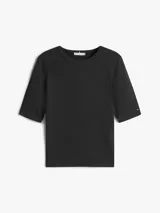 Remera negra de corte slim confeccionada en viscosa sostenible con elastano, con tejido de canalé 5x2. Presenta cuello redondo y mangas 3/4, con un diseño ajustado al cuerpo.