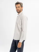 Camisa de manga larga con estampado de cuadros vichy en tonos celestes y blancos, con cuello abotonado.