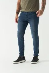 Jean de hombre, corte skinny ajustado, color azul oscuro lavado. Presenta cinco bolsillos, pasacinto y logo bordado.