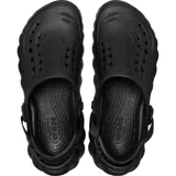 Zueco Crocs modelo Echo, color negro, con diseño esculpido y deportivo. Presenta una estructura moldeada con puertos de ventilación laterales y superiores, y una correa trasera ajustable con almohadilla para el talón.