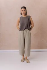 Pantalón de lino liviano color gris, con calce amplio, relajado, pierna ancha y caída fluida. Cuenta con cintura elástica y bolsillos laterales.