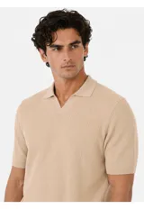 Remera tejida con cuello polo y escote en V, manga corta y diseño texturizado en canalé.