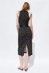 Vestido midi de lunares, color negro con lunares blancos, escote en V y mangas sisa con hombreras. Presenta frunces laterales en la cintura y cierre en la espalda con cremallera oculta.