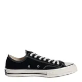 Championes Converse All Star Chuck 70 de caña baja, color negro con detalles en blanco.