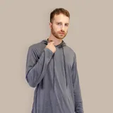 Buzo deportivo gris con capucha ajustable con cordones, mangas largas y corte holgado.
