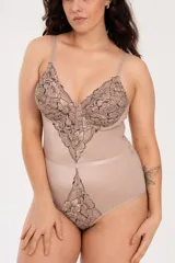 Body color avellana de lycra y puntilla elastizada, con aro y copa forrada, detalle en la cintura, breteles elásticos regulables y broche en la entrepierna con fundillo de algodón.
