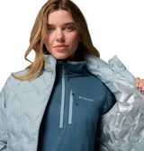 Campera puffer Columbia modelo Delta Ridge II, color celeste, con tecnología Omni-Heat reflectante, construcción HeatSeal sin costuras y aislamiento de plumón de 650 fill power. Presenta cierre frontal, cuello alto con protector de barbilla y bolsillos laterales con cierre.