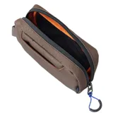 Bolso de mano marrón con logo Rip Curl en etiqueta cosida.