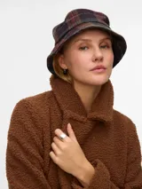 Gorro bucket de diseño clásico, confeccionado en tejido plano de poliéster con patrón de cuadros en tonos oscuros.