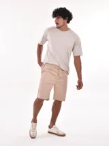 Bermuda de hombre color gris oscuro, de corte regular y largo hasta la rodilla, con cintura elástica y cordón de ajuste.