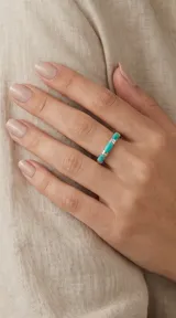 Anillo de plata 925 con diseño de tres barras incrustadas en pasta de turquesa.
