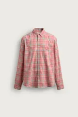 Camisa de manga larga relaxed fit a cuadros en tonos rosados, rojos y celestes. Cuenta con cuello abotonado, bolsillo de parche en el pecho y cierre frontal con botones.
