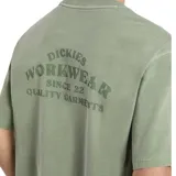 Remera verde claro de manga corta con pequeño estampado circular en el pecho, de corte holgado.