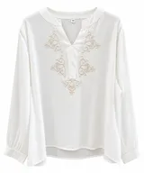 Blusa blanca de manga larga con cuello en V, detalles de bordado en tono beige en el frente y aplicaciones de encaje en las mangas.