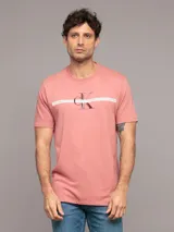 Remera de manga corta Calvin Klein, confeccionada en algodón, con cuello redondo y diseño de logo repetitivo en el pecho.
