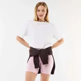 Short tipo ciclista de tiro alto, color rosa claro, confeccionado en tejido elástico ajustado al cuerpo.