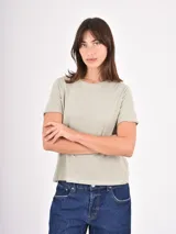 Remera de algodón de corte clásico, con cuello redondo y mangas cortas con terminación en ruedo desflecado.