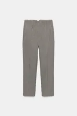 Pantalón tobillero de tiro alto con estampado de cuadros pequeños, costuras marcadas en el frente y la espalda, bolsillos laterales de vivo y cierre frontal con cremallera y gancho metálico.