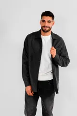 Sobrecamisa de paño gris con cuello camisero, cierre frontal con botones y bolsillo frontal tipo parche en el pecho.