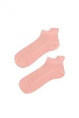 Par de medias deportivas de corte bajo, color rosado, con tejido texturizado y refuerzo en el talón.