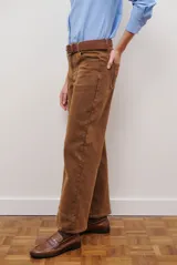 Jean de mujer color bordó, de corte recto y tiro medio, con costuras verticales en la parte delantera y trasera.