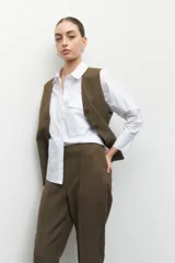 Pantalón sastrero recto color gris oscuro con costuras a lo largo de ambas piernas y cierre invisible en uno de sus laterales.