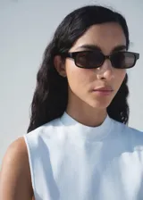 Vestido largo blanco de diseño combinado, sin mangas, con cuello redondo y tirantes anchos.