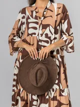 Sombrero de gamuza color tostado, estilo cowboy, con ala ancha y detalle de trenzado en la base de la copa.