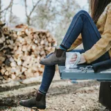 Bota Chelsea Blundstone modelo 1306, confeccionada en cuero premium rústico color marrón. Presenta puntera cuadrada tipo chisel, elásticos laterales en tono marrón oscuro y suela de TPU de alta durabilidad con sistema de amortiguación en el talón.